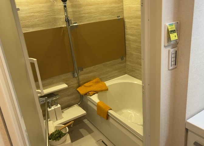 入浴時の快適さも大事なことですが、綺麗な状態を維持できなければ気持ちよく入浴できません。毎日の掃除が楽という点は大事なポイントになります！カビが生えにくく掃除がしやすい、壁や浴槽を選ぶといいでしょう。