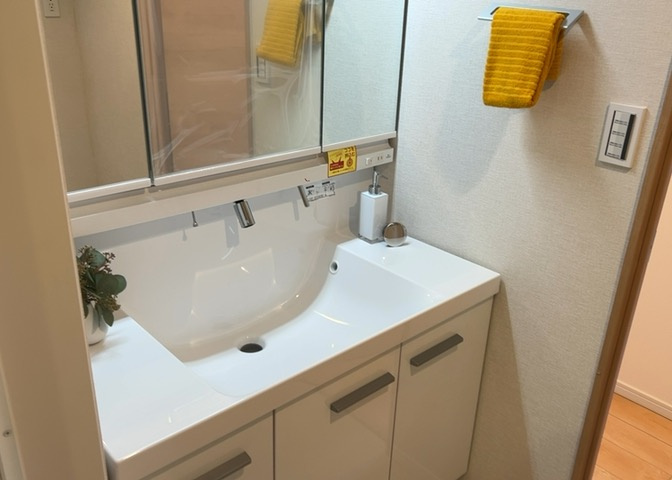 洗面化粧台では顔を洗ったり、身だしなみを整えることが本来の使い方ですが、用途によっては洗面化粧台に求められる機能が違ってくるため、ご自身や家族のライフスタイルに合ったものを選ぶことをおすすめ致します。