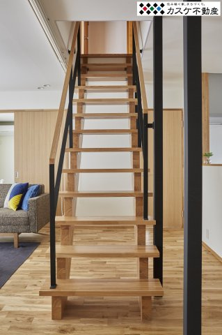 階段はキッチンとリビングの間に位置するため、手すりを鉄骨にするなど空間を遮らないようスケルトン階段としました。