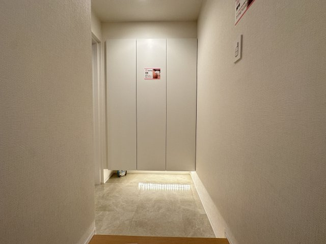 大型の玄関収納が備わっています。スッキリとした玄関スペースを保てそうです。