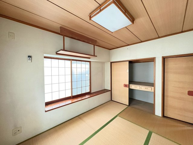 ごろ寝や読書にちょうどいい、くつろぎの和室スペース