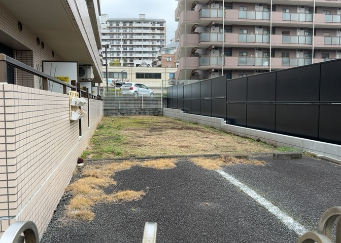 物件によっては、入居者が個人的に使用できる専用庭がついているものもあります。また、住宅の中にある土間の部分を庭と呼ぶこともあります。庭の用途は住む人によって変わり、それによってデザインもさまざまです。