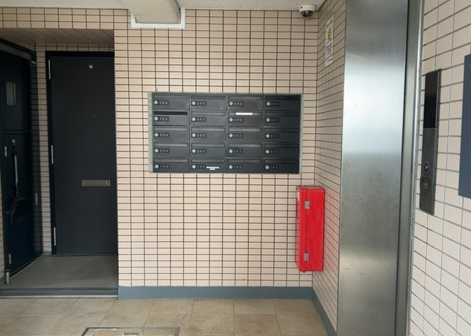 エントランス付近に設置されている集合ポストは、住んでいる部屋と離れているため、ポストをあさるなど誰かに何かされていても被害に気づきにくいです。入居する時には他人に特定されにくい番号で鍵をかけましょう！
