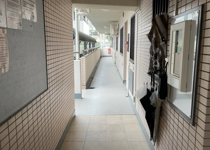 共用部分は、一棟の建物に住む区分所有者全員が共同で所有するとし、共用部分の管理、補修などは、区分所有者で形成される管理組合が行います。個人の判断で勝手に変更することはできませんので覚えておきましょう。