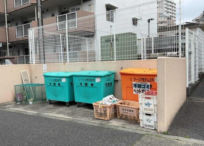 共有部分は、住民なら誰もが使える設備のこと。例えば駐車場やエレベーター、インターネット設備、セキュリティ設備などがあります。他にも、マンションの廊下・外部階段やエントランス・ゴミ置き場などがあります。