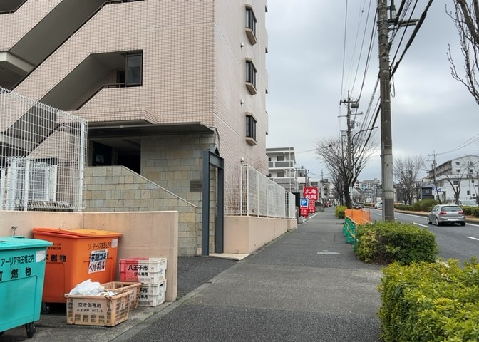 隣家の土地はどうなっているのか、生活利便施設が近くにあるのか、学校まで近いかなど、お客様のライフスタイルにあわせたイメージが重要です。また、近くにあると困る施設が近くにないかも確認するといいでしょう。