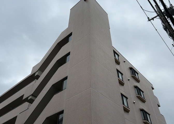 眺望の良さを楽しめるダイニングキッチンで家族団らんの時間を過ごしてはいかがでしょうか。バルコニーから見える景色を家族で眺める時間は、時間が経つのを忘れてしまいそうですね。是非、現地を見に行きましょう！