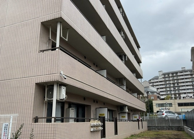 道幅が広い場所は日当たりや風通が良好です。幅が広いのですれ違いも可能ですし大きな車でも駐車可能！一方で、大型車が通ることも多くなるため交通量の増加により騒音に繋がります。また土地の値段が高くなります。