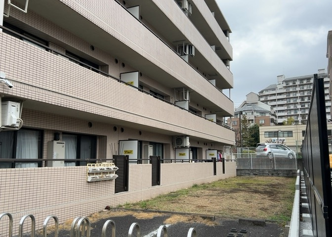 一般的なバルコニーは、奥行1.5ｍ程ですが、ワイルドバルコニーは2ｍまで広がっています。そのため洗濯物の間隔をあけ干すことができ、乾きやすいというメリットや、ガーデニングが楽しめる等の特徴があります。