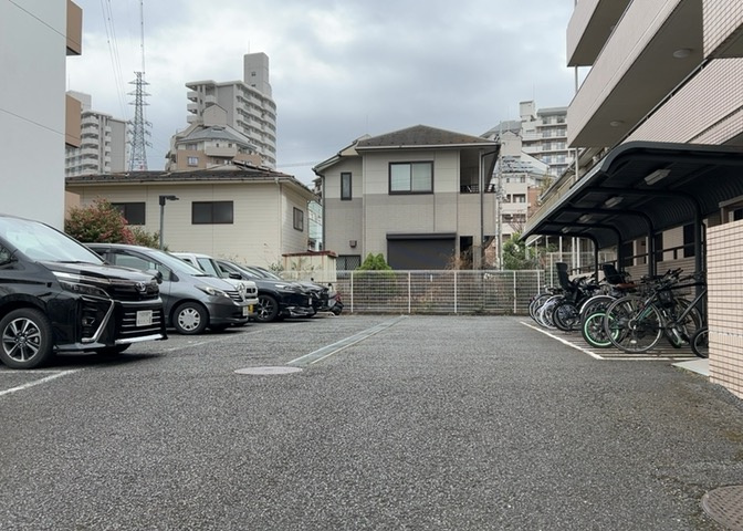 マンションの駐輪場は、事前に空きがあるか確認を取ると安心です。せっかく入居したのに駐輪スペースがない！なんてことになったら大変ですよね。そこで、内見時や購入前にはまず事前に確認しておくと良いでしょう。