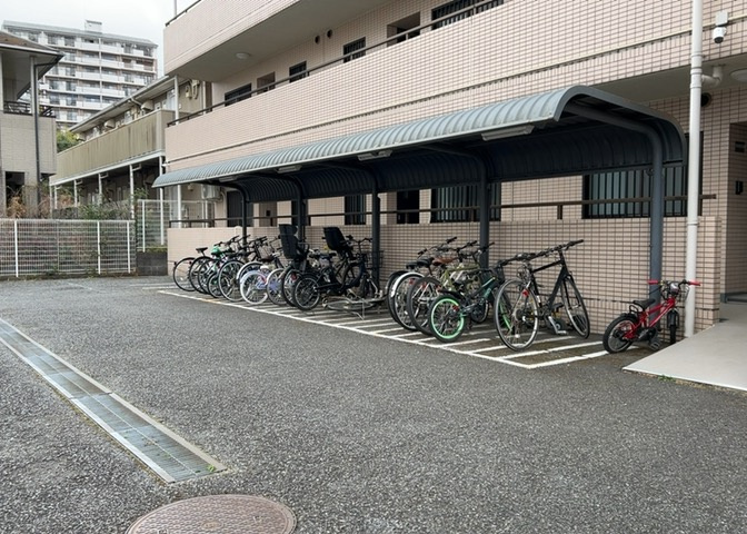 車一台あたりに必要なスペースは、標準サイズの普通自動車で横幅2m50cm、長さ5mは必要になります。ただし、乗降のことも考慮して横幅3m30cm、長さ5m50cmほどは確保できるところを選びましょう。