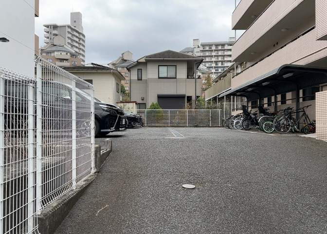 駐車場と明記されていても、最小スペースでつくられた駐車場だと大型車は駐車できなかったり、出入りしにくくなったりする可能性があります。お車のサイズと購入したい物件の駐車場のサイズを現地で確認しましょう。
