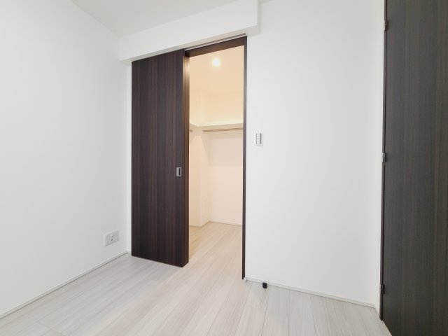 〇洋室ウォークインクローゼット付き、収納が豊富です♪