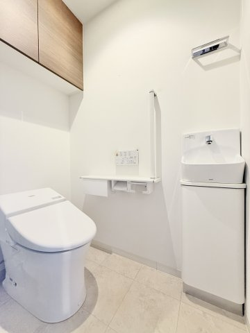 白を基調としたトイレは、清潔感がありホッとする空間です。