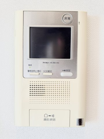 モニター付インターホンで訪問者の確認ができます。