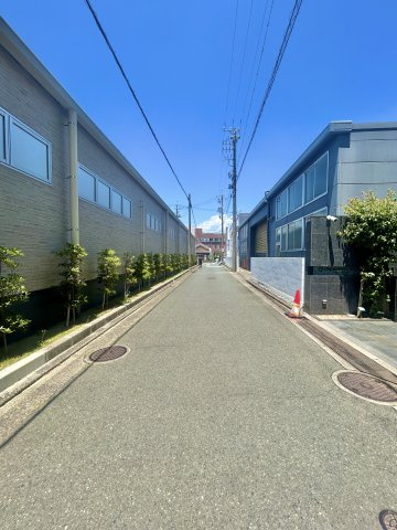 前面道路を南から北向きに撮影しました。車どおりはほとんどありませんよ。
