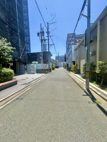 前面道路を来たから南向きに撮影しました。車どおりはほとんどありませんよ。