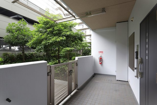 玄関前のポーチ部分になります