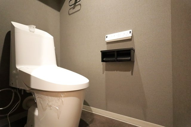 温水洗浄便座付トイレは温水洗浄機能により、暖かい水でおしりを洗浄することができ、冷たい水を使う従来の便座に比べ、温水洗浄機能で暖かいトイレを提供し、快適な使用を可能にします。