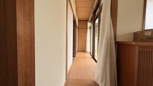 窓からの採光が心地よい廊下。外の景色を楽しみながらくつろぐこともできる、ゆとりある空間です。各和室へつながる動線としても使いやすく、室内に開放感をもたらします。広縁としても使える魅力あるスペースです。