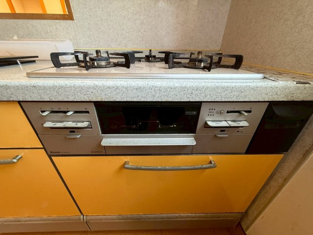 調理道具や調味料もすっきりしまえる、収納力のあるキッチン。