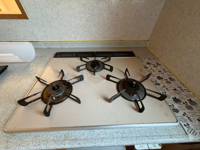 3口コンロで複数の料理を同時に進行可能。時短にも役立ちます。