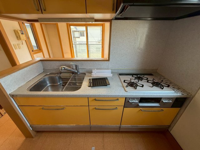 調理道具や調味料もすっきりしまえる、収納力のあるキッチン。