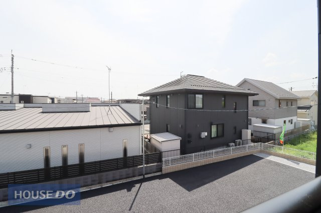 【建物からの眺望】現地完成写真。バルコニーからの景色。十分な間隔が確保されております。