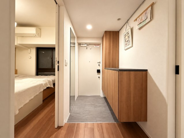 大容量のシューズボックスと姿見を備えた、使い勝手の良い玄関。靴や小物を整理しやすく、毎日の外出準備もスムーズに。収納と動線に配慮された、暮らしやすさを感じる空間です。