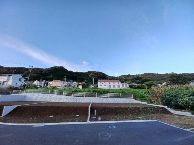 土地の形が極端に長細かったり、狭小地、あるいは道路との高低差がある傾斜地だった場合、後々売ろうとしても買い手がつかない場合もあります。後々、売却することになった時に価値の下がらない土地を選びましょう。