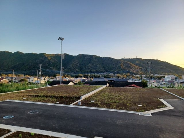 人が暮らすうえで日光は大切な要素となります。日当たりの良さは譲れないポイントですね。併せて近くに大きな建築物の建築予定がないか、あるいはそれが可能な土地が近くにないか事前に確認することもお勧めします。