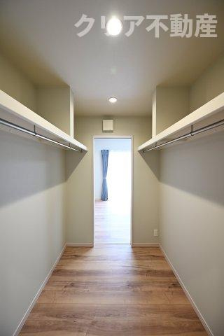 広々としたウォークスルークローゼットでお部屋はいつでもスッキリ！