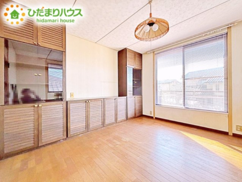 バルコニーに面しているので干したフワフワのお洗濯物はそのままお部屋にすっきり収納♪