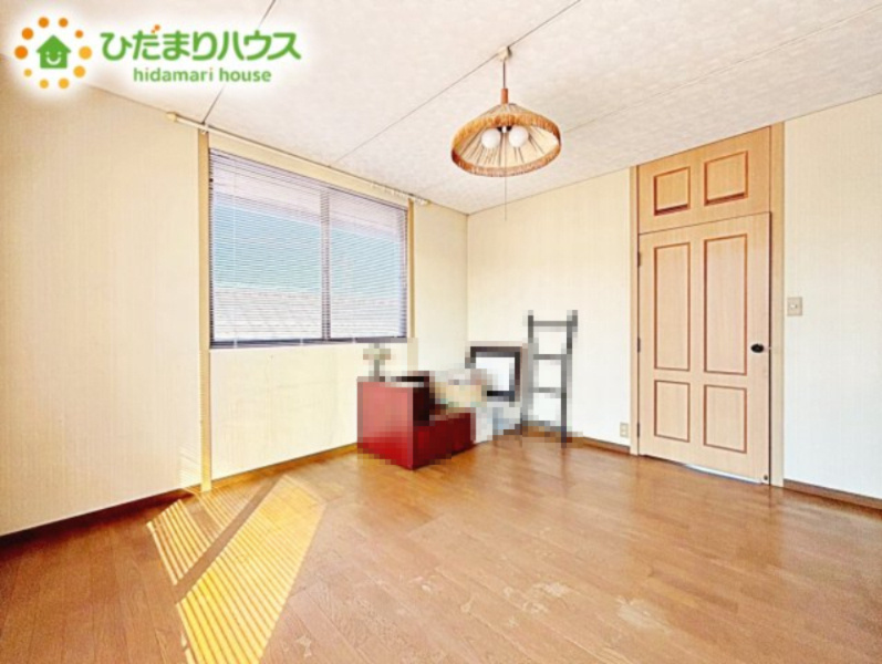バルコニーに面している居室なので、自然と光が差し込みます。