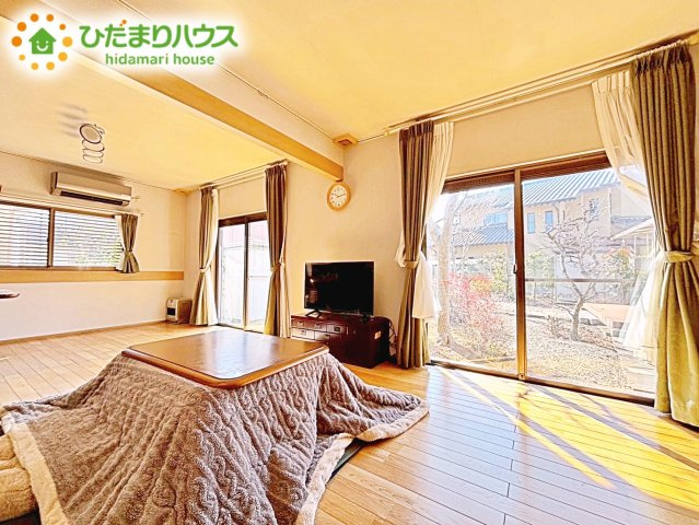 南側にお庭があり、明るく開放感のあるリビング。昼間は、電気いらずでエコ+節約にもなります。
