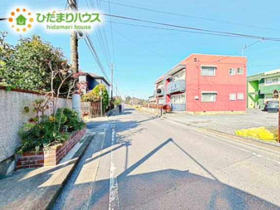 閑静な住宅地なので、幹線道路や大通りに面していないので大型車が通ることが少なく静かです。