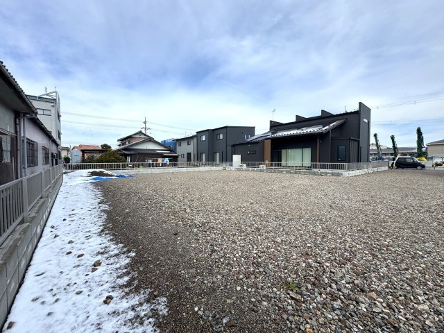 周囲は美しい田園風景に囲まれています。自然豊かな環境で、季節ごとの風景を楽しむことができます。