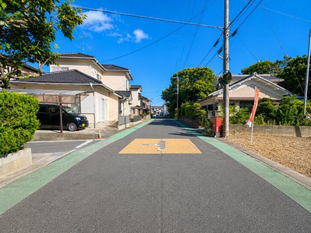 前面道路含む現地写真です