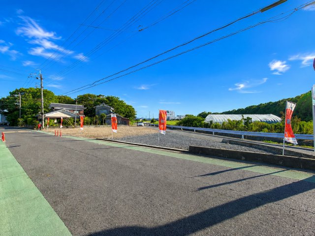 前面道路含む現地写真です