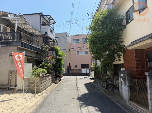 【前面道路含む現地写真】　前道道路幅員　約4.01mで車の出し入れがスムーズ◎