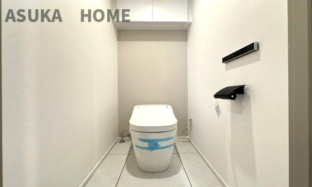 タンクレストイレの上部にはあると便利な吊戸棚を設置♪