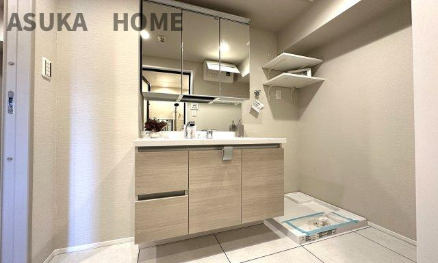 使いやすい3面鏡♪シャワー付水栓で洗面台でのシャンプーや毎日の掃除にも便利な設備ですね♪