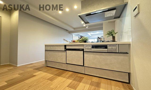 白を基調とした一体感のあるシステムキッチンが魅力的なキッチンスペースとなっております。