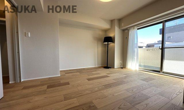 大きな窓からたっぷりの日差しが降り注ぐ明るい室内です。目覚めの良い朝を迎えられそうですね。