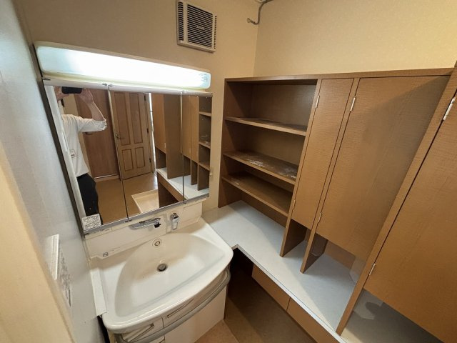 朝の身支度には欠かせない独立洗面化粧台