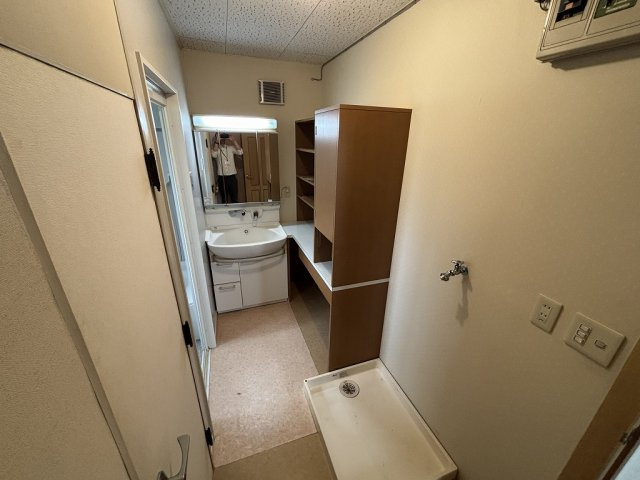 洗濯機を置いても狭くない洗面脱衣所です☆