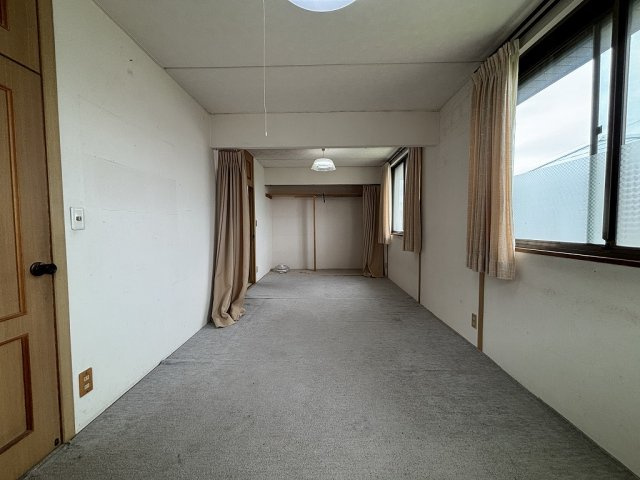 間仕切り可能な広々とした洋室です☆