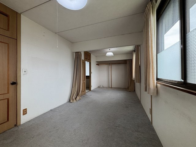間仕切り可能な広々とした洋室です☆