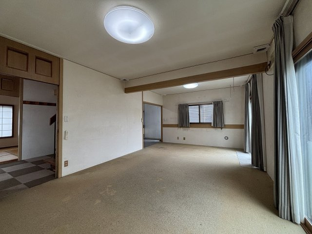 掃き出し窓にはインプラスが設置されています☆