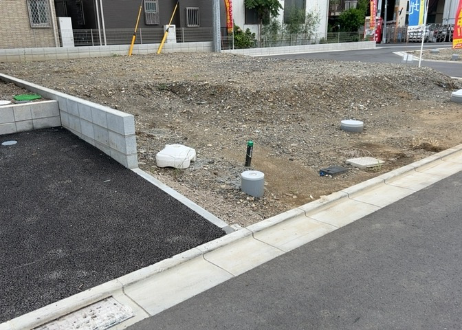 土地の面積＝住宅面積ではありません。建ぺい率の問題などで、土地のある場所によって住宅を建てられる面積は限られています。高さもしかり、「土地」という言葉の中には、建築条件も含まれると考えておきましょう。